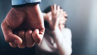 הבעל איים ונעצר