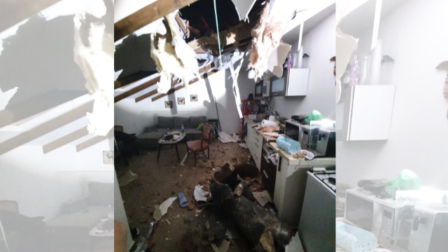 פגיעת רסיס טיל בבניין בראשל"צ (צילום: דוברות כב"ה ראשל"צ) פגיעת רסיס טיל בבניין בראשל"צ