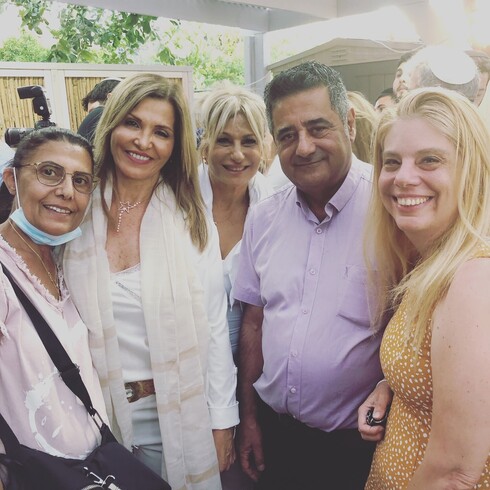 עדי עם יוסי חממי, המשנה לראש העיר, סופיה ג׳רבי והילי ג׳רבי בהכנסת ספר תורה