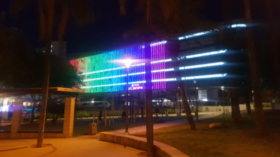 בניין עיריית ראשון לציון בצבעי דגל הגאווה