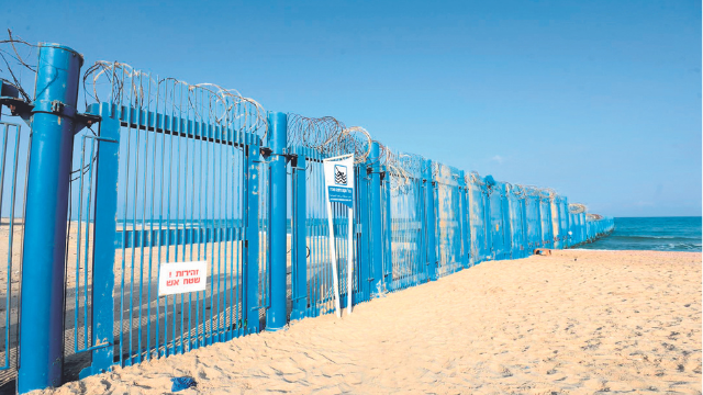 הגדר המפרידה בין החוף לשטח המחנה