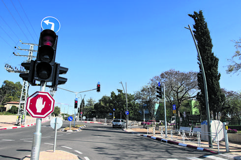 הורים: רמזור ליד ביה"ס גורם לפקק