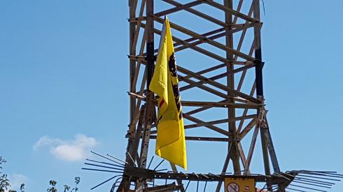 דגל חב"ד על עמוד חשמל ליד גן בעברית | צילום: שוקי בן יוסף