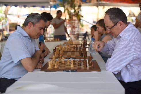 בוריס גלפנד ראש בראש עם השר אלקין | צילום מועדון השחמט