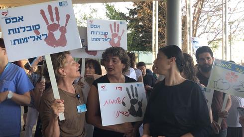 רופאים ואחיות בעצרת בהדסה עין כרם. צילום: דוברות הדסה